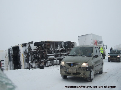 Iarna isi arata coltii. Scoli inchise, trenuri anulate si drumuri blocate