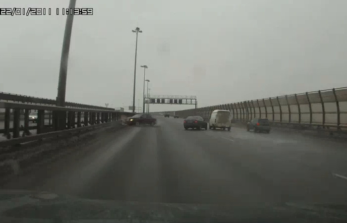Scapat de sub control.Un sofer derapeaza si face prapad pe autostrada!Video