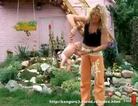 Baby-yoga scandalizeaza Internetul. VIDEO