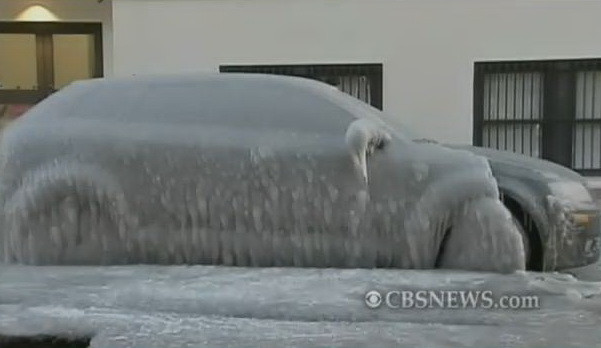 A tunat-o natura. Masina care a devenit ghetar. VIDEO