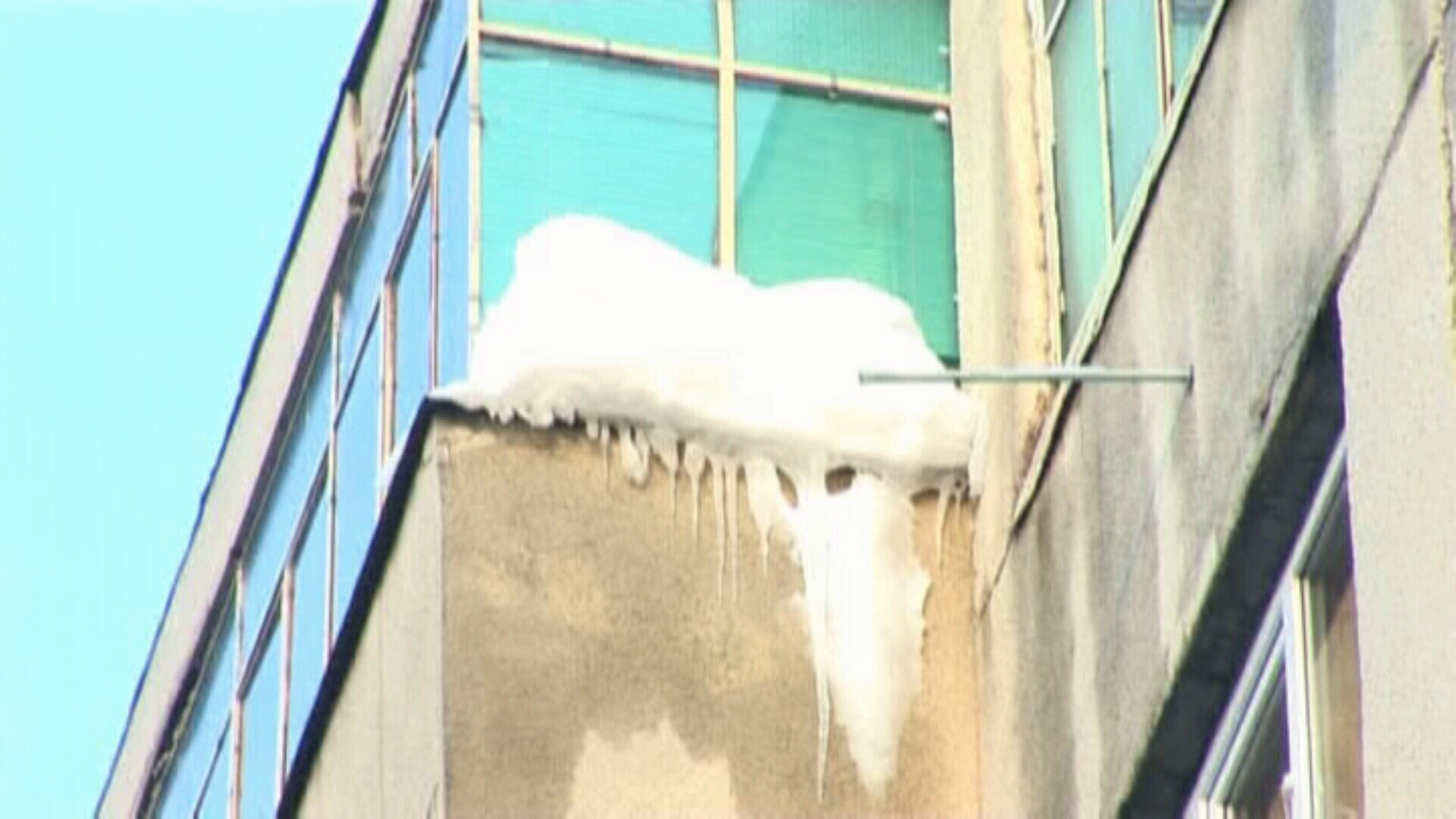 La un pas de moarte! S-a prabusit plafonul balconului chiar in fata lor