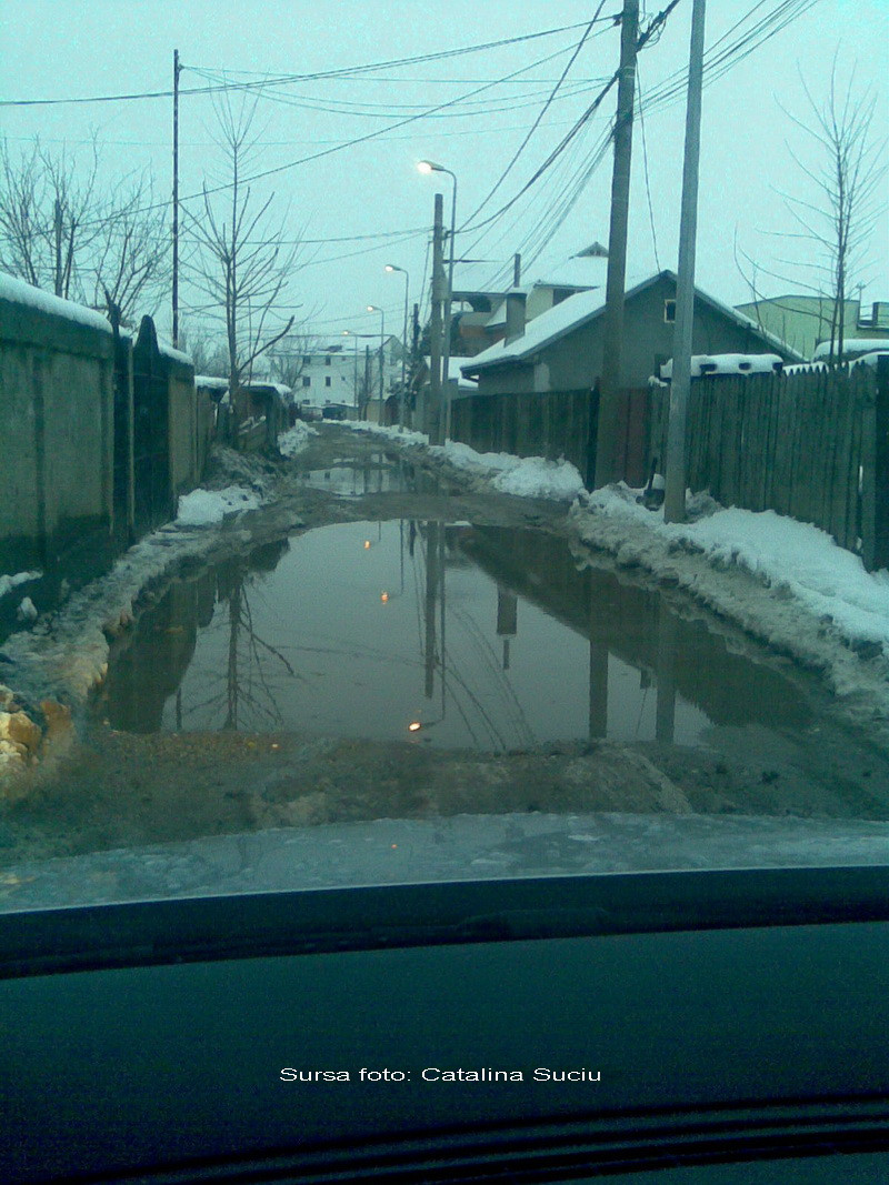 Bucuresti, oras european. Cu groapa si zapada pe drum neasfaltat
