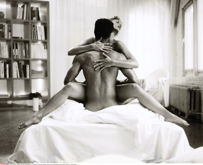 Fanteziile romancelor? Sex in grup si nopti pasionale cu necunoscuti!