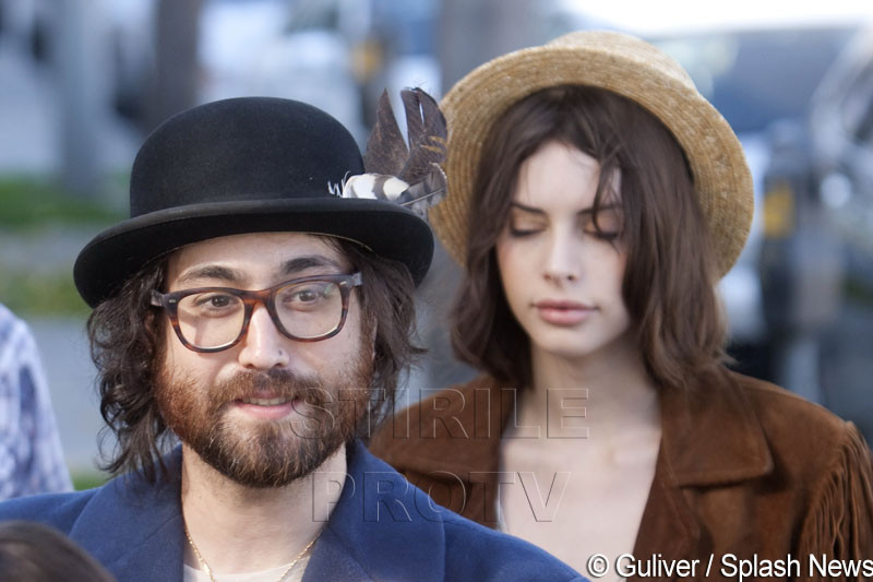 El este fiul lui John Lennon. Copia fidela