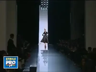 Transsexuali in rochie de mireasa si creste punk!Gaultier surprinde Parisul