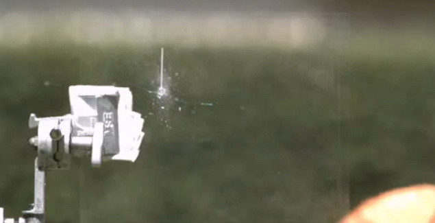 Un calugar Shaolin strapunge un geam cu un ac de cusut