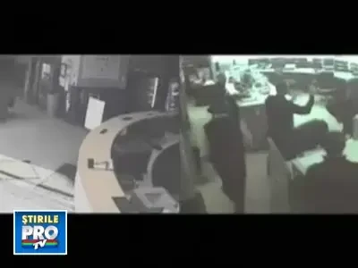 A intrat in sectia de politie si a inceput sa traga in ofiteri. VIDEO