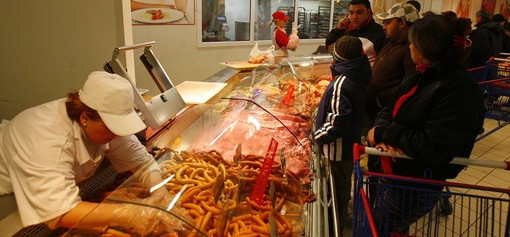 Masura saraciei: am ajuns sa cumparam alimente aproape expirate