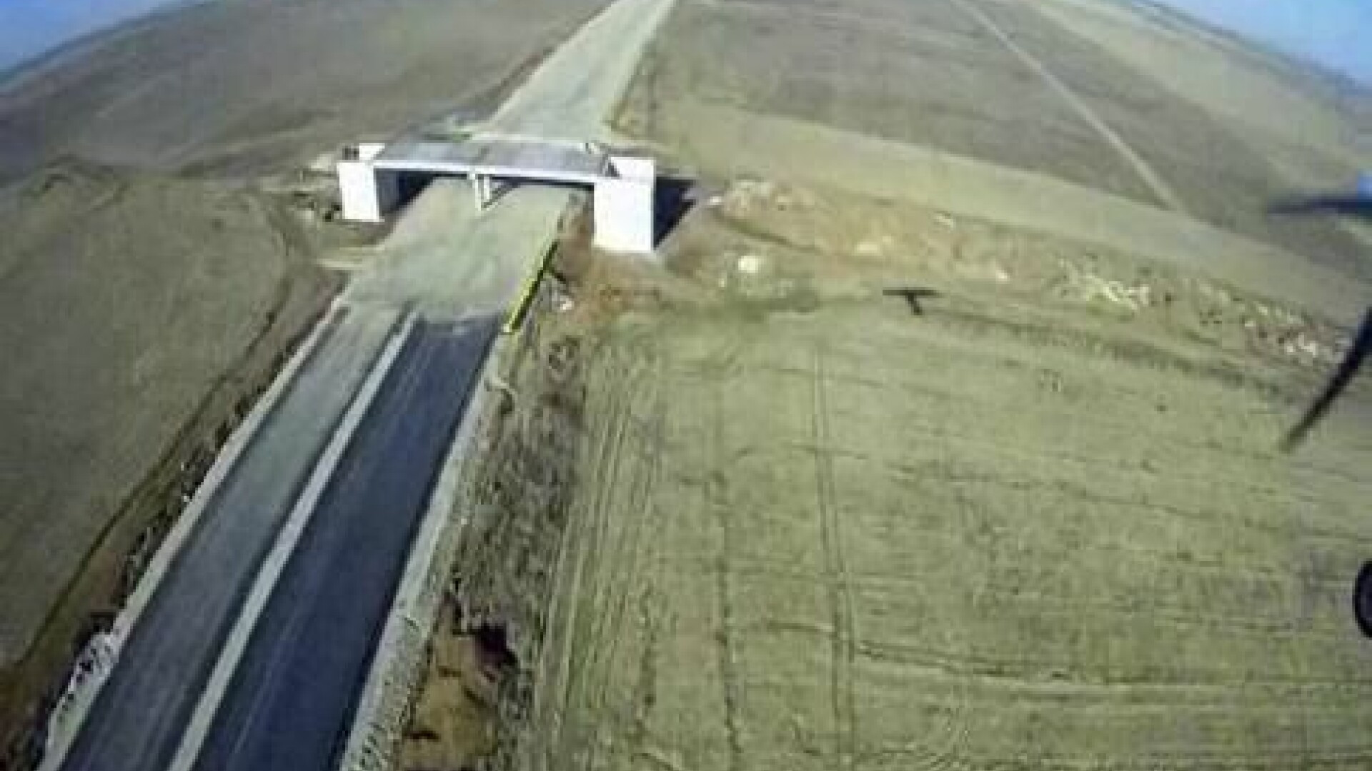 Cum arata autostrada vazuta din avion! Video!