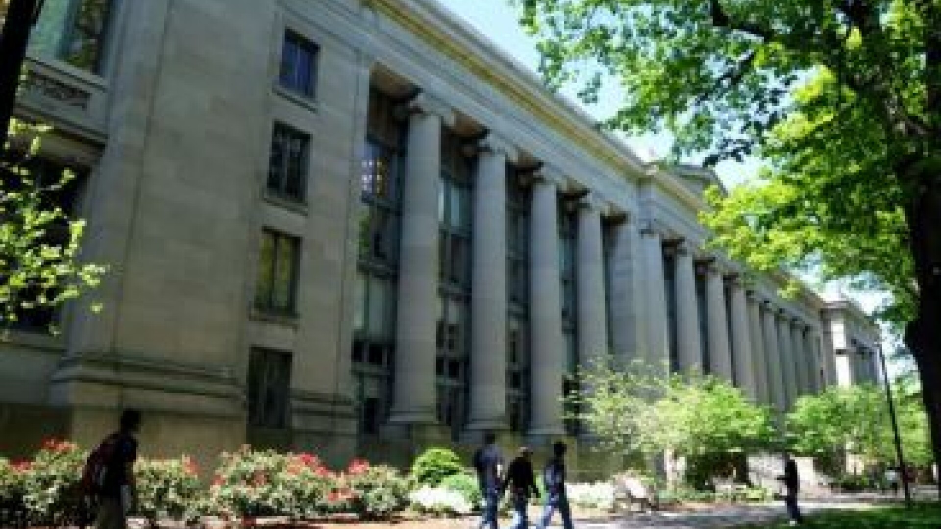 17.700 de romani si-au pus titlul de "doctor“ pe cartea de vizita in ultimii ani. Cati il si aveau