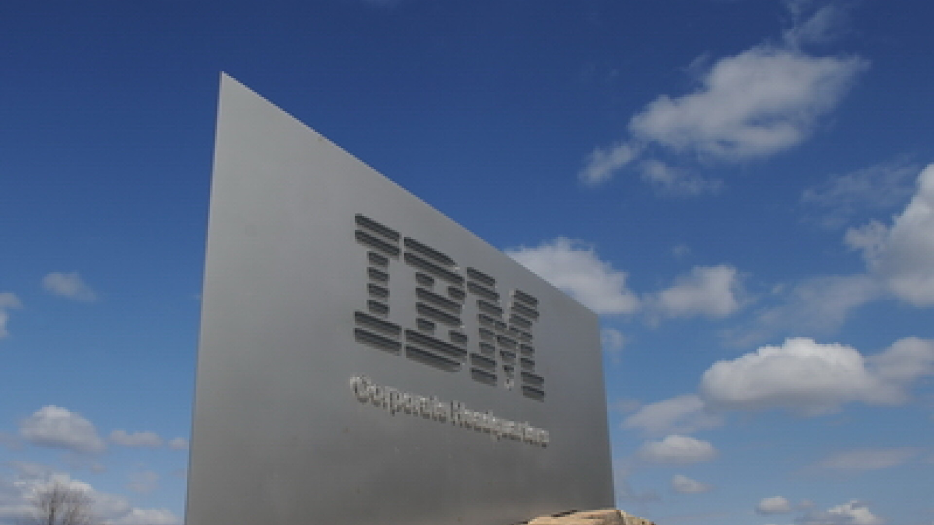 Anuntul zilei din IT. Cine cumpara divizia de servere a IBM, de 4,5 mld. dolari