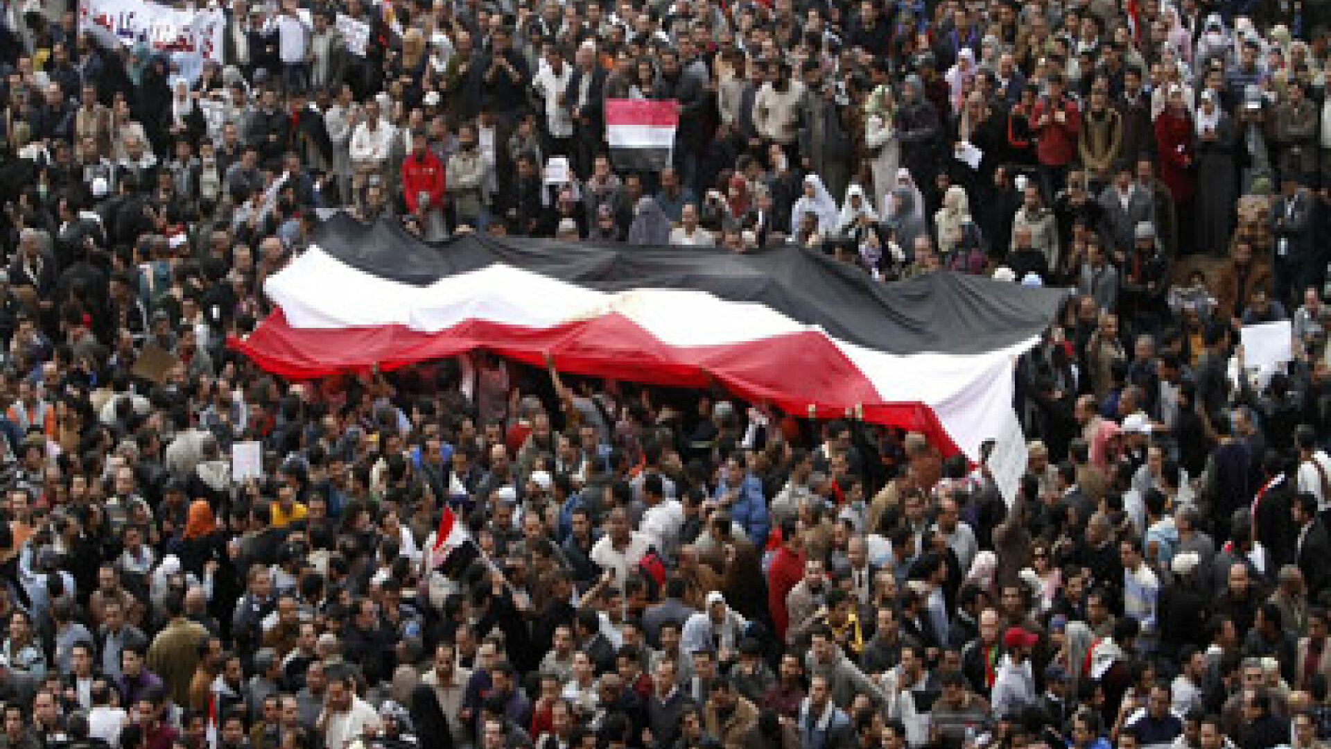 Egiptenii s-au batut cu egiptenii. Zi sangeroasa, din cauza lui Mubarak