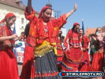 Romii din Italia, momiti cu 15.000 €/familie pentru a se intoarce in tara