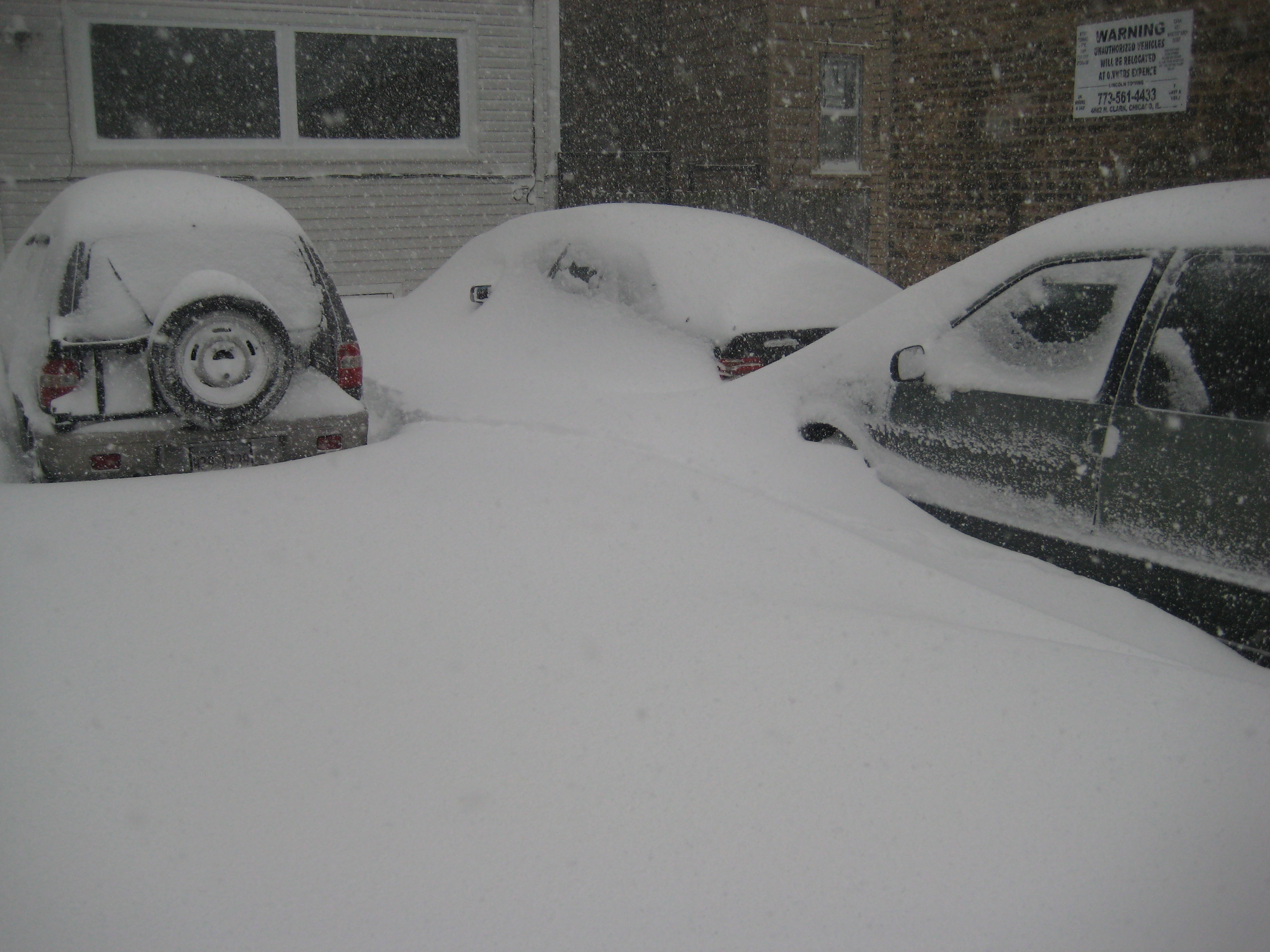 S-a trezit cu masina ingropata in zapada, dupa ce a furat lopata vecinului