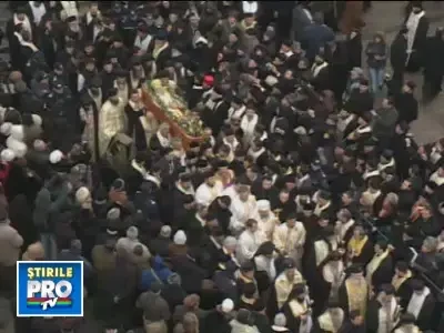 Peste 4.000 de oameni au participat la inmormantarea IPS Bartolomeu Anania