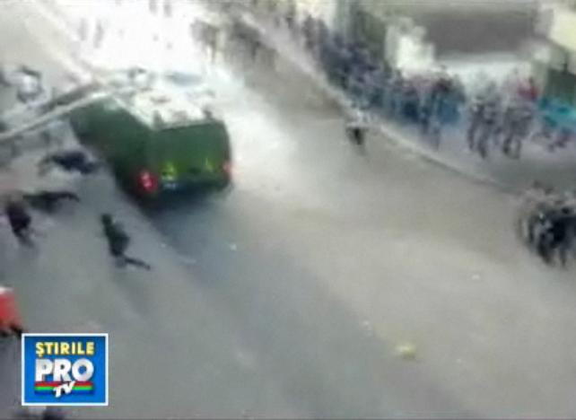 Imagini socante. Egipteni loviti in plin de masinile fortelor de ordine