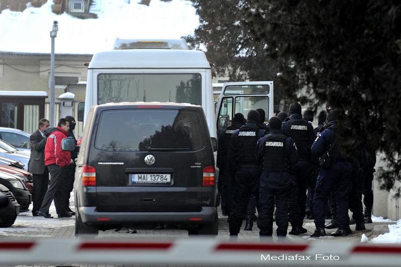 Fostul sef al PTF Siret si alti 14 vamesi si politisti raman in arest