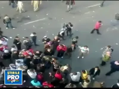 Imagini socante! Egipteni loviti in plin de masinile fortelor de ordine