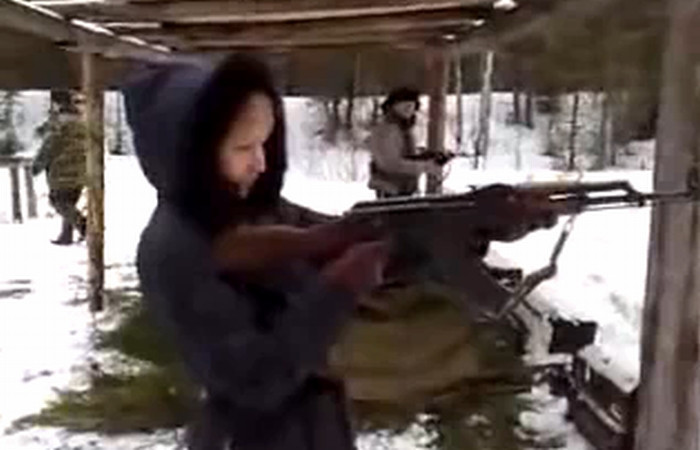 O femeie trage cu un AK 47 si e la un pas sa impuste cameramanul. Video