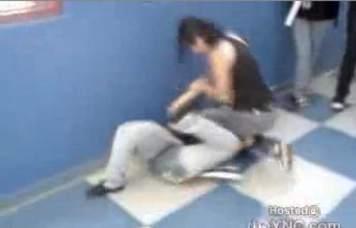 Batuta de o colega de scoala pana i-a cedat vezica. VIDEO