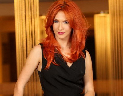 Adela Popescu: E greu de purtat parul roscat