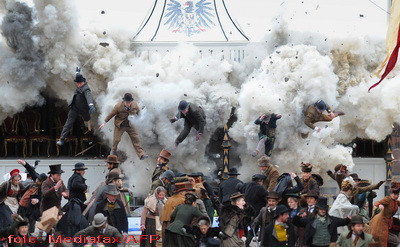 Ce explozie! 470 de actori si cascadori pentru scena din Sherlock Holmes II