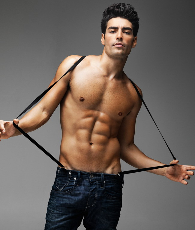 La ce te uiti prima oara la un barbat? Ochi, maini sau contul din banca?