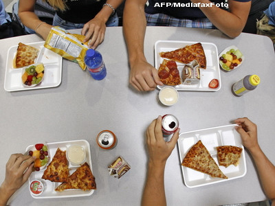 E dovedit. Mancarea de tip fast food prosteste copiii