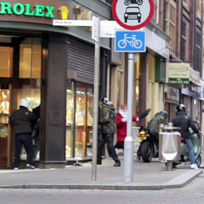 Eroina cu geanta. A alungat hotii inarmati cu ciocane. IMAGINI INCREDIBILE