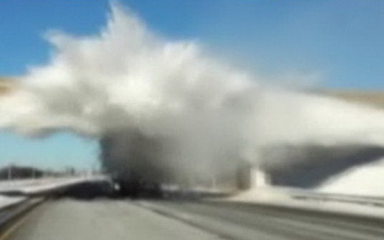 Imagini incredibile. "Explozie" de zapada pe o sosea din SUA
