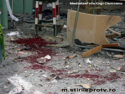 10 suflete implora cerul sa nu le fure tatal, ranit grav intr-o explozie