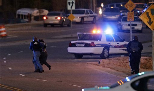 Un american de 19 ani a luat mai multi ostatici intr-o banca. A fost ucis