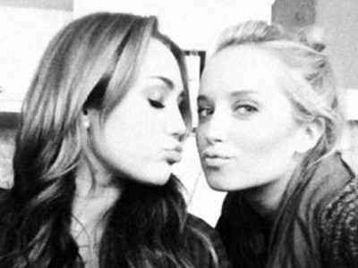 Miley Cyrus in 'tandreturi' cu o fata din nou. FOTO