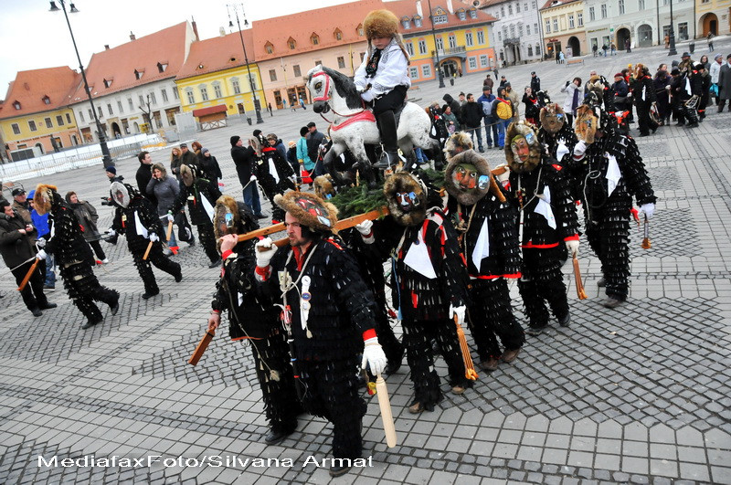 Parada Lolelor in Centrul Vechi al Sibiului. Alunga spiritele rele
