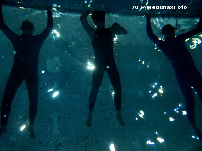 Iubire subacvatica. Cinci cupluri de indragostiti s-au casatorit sub apa