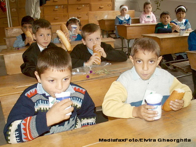 'Cornul si laptele': Elevii hranesc animalele si joaca fotbal cu ele