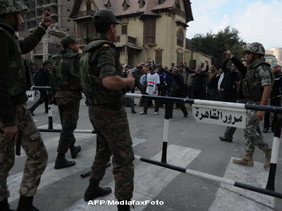 Doi militari egipteni au fost "capturati" de sustinatorii lui Mohamed Morsi. Cei 2 au reusit sa fuga