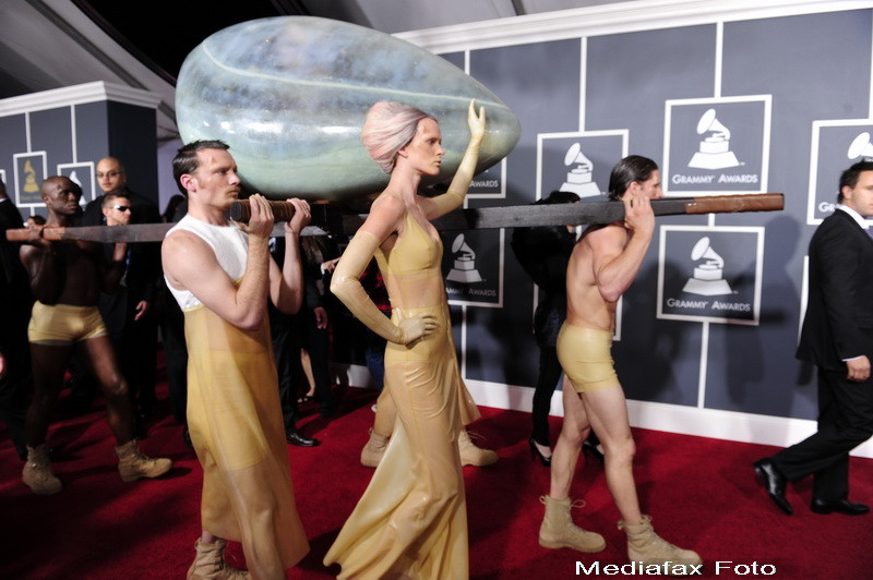 Ce i-a mai clocit mintea? Lady GaGa a stat 3 ore intr-un ou la gala Grammy
