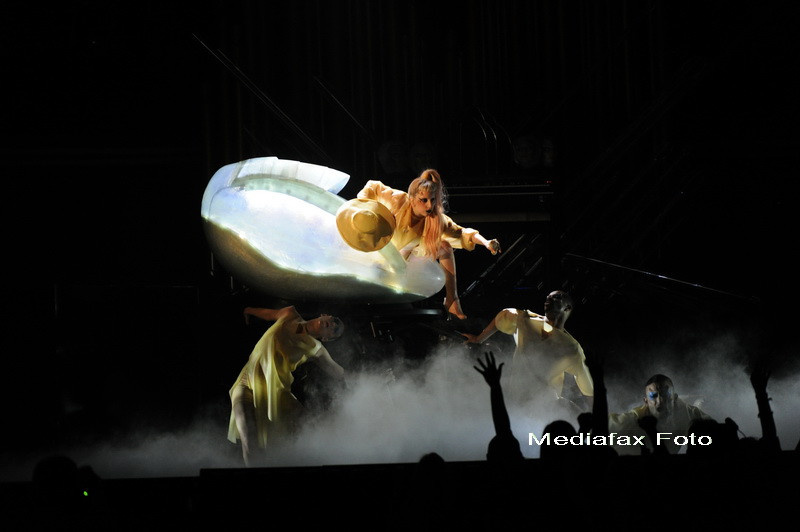 Lady GaGa canta "Born This Way" LIVE la Grammy. Video