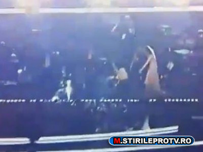 Christina Aguilera, moment stanjenitor la Grammy. A cazut pe scena. VIDEO