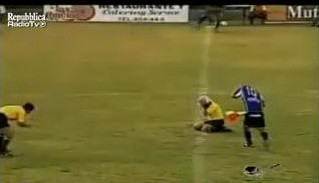 Albinele au atacat arbitrul unui meci de fotbal. Vezi cum a fost salvat