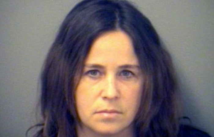 Sex in grup cu profesoara! Nu i-a ajuns un elev si a sarit in pat cu doi