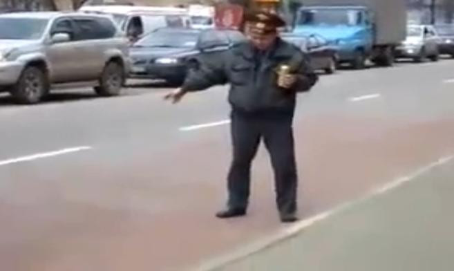 Garcea de Rusia. Dirijeaza circulatia cu bere in mana. VIDEO