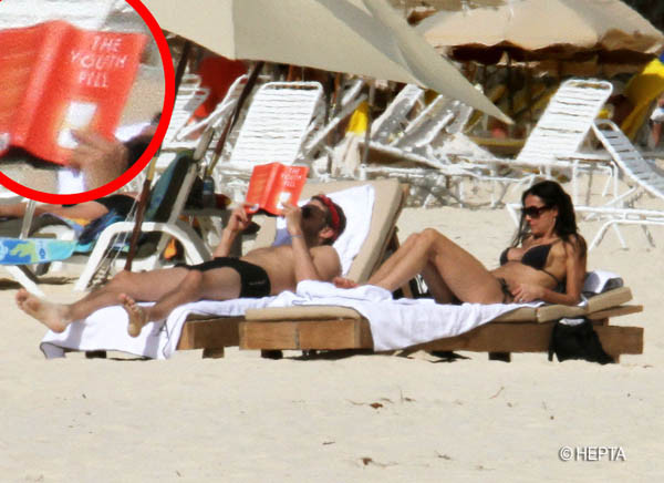 Pe urmele sotiei. Ashton Kutcher citeste carti despre cum sa ramana tanar