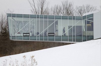 FOTO. Minune arhitectonica. Casa "suspendata". Costa un milion de dolari