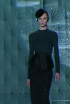 Taioare mulate si fuste conice. Vezi ce se poarta iarna viitoare. VIDEO