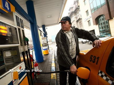 In lupta cu benzinarii, soferii pierd. Carburantii se scumpesc iarasi