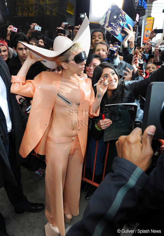 FOTO. Prezervativ ambulant. Lady Gaga, "protejata" din cap pana-n picioare