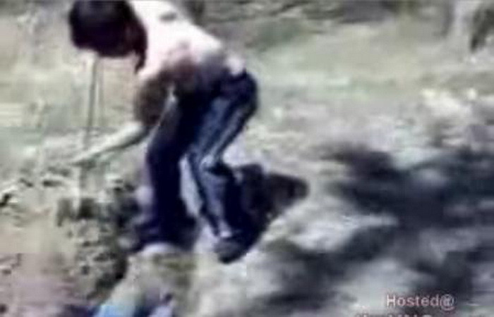 Un barbat isi ingroapa sotia de vie pentru ca bataia nu-l mai multumeste