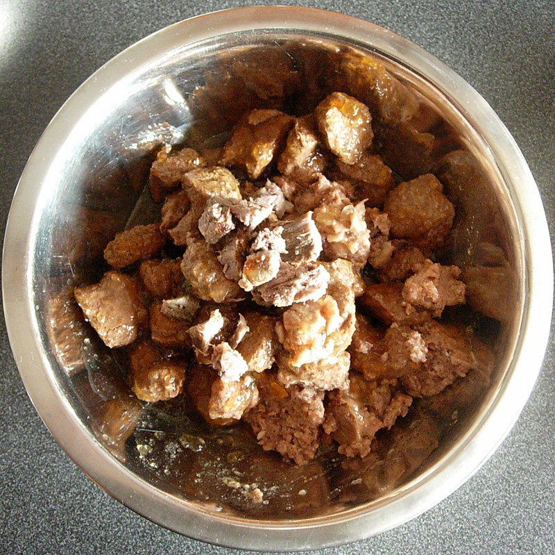 Vor manca timp de o luna doar mancare pentru catei. Vezi de ce